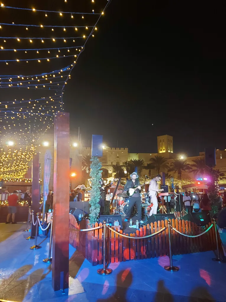 groupe jouant de la musique au marché de noel a madinat
