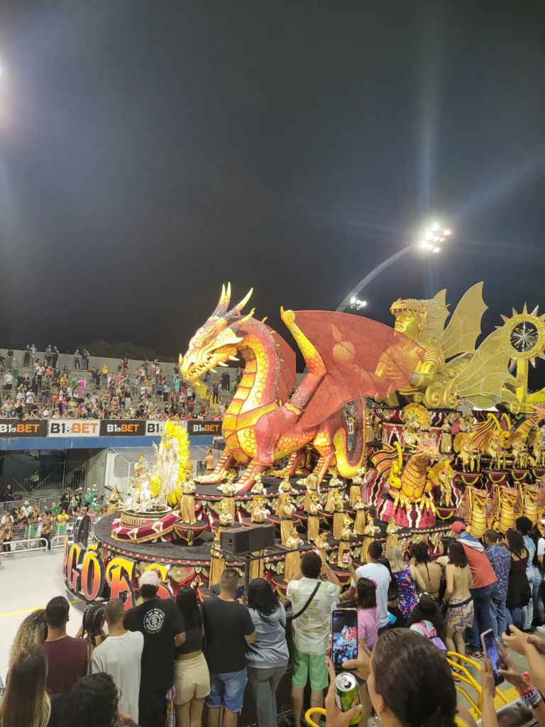 Défilé au sambodrome de Sao Paulo