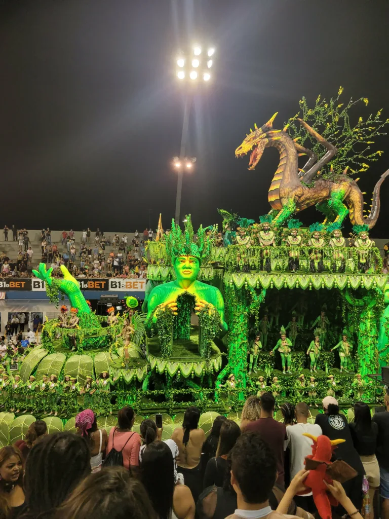 Défilé d'un char au sambodrome de Sao Paulo